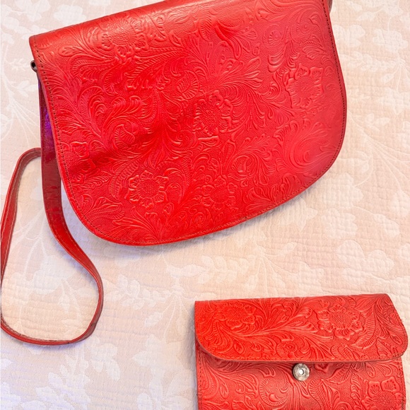 Red Embossed Leather Crossbody Bag and Wallet Set - Picture 8 of 11